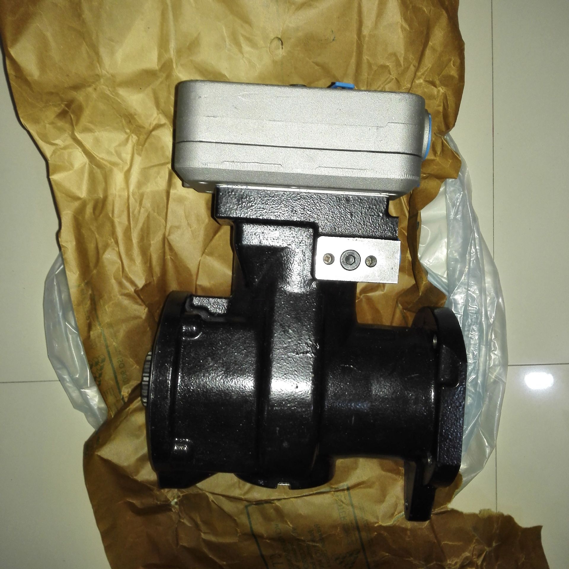 Cylinder head assembly of TEREX 3014324 air compressor TEREX 3305 Air Compressor 3014324 | Heavy-Duty Air Pump for Mining Truck Brake System - Image 1